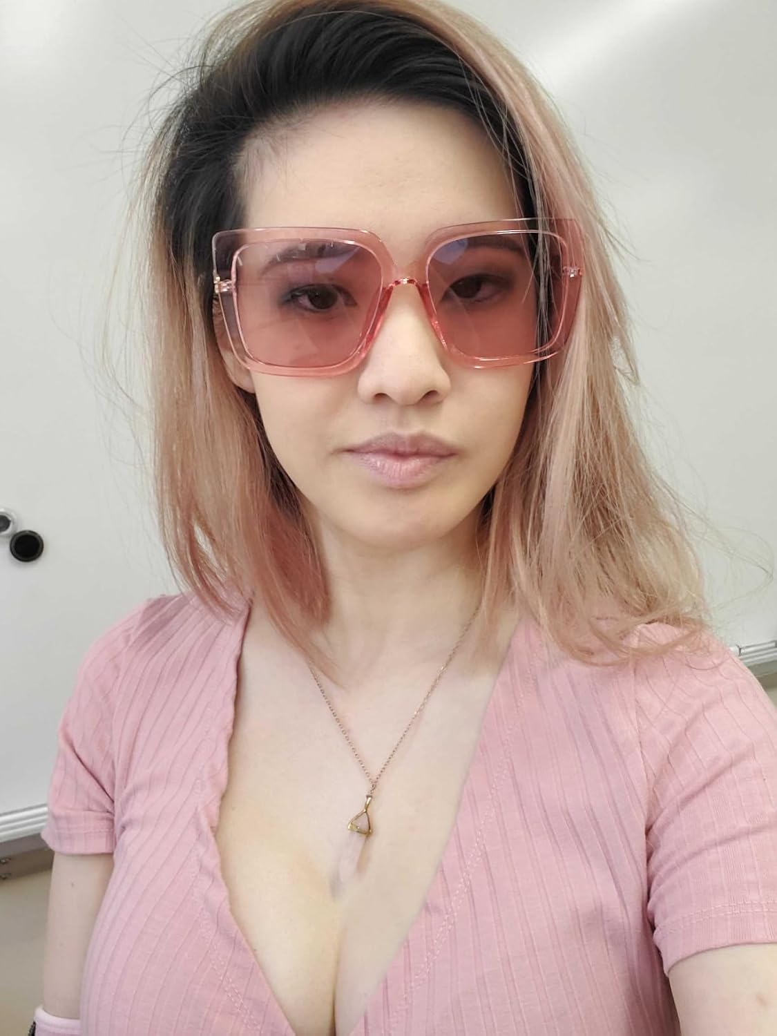 商品图片 44 | B08HVPGJW5 | FEISEDY Sunglasses Womens Trendy, Oversized Square Shades, Pearl Inlay Cat Eye Frame UV400 Protection B2625