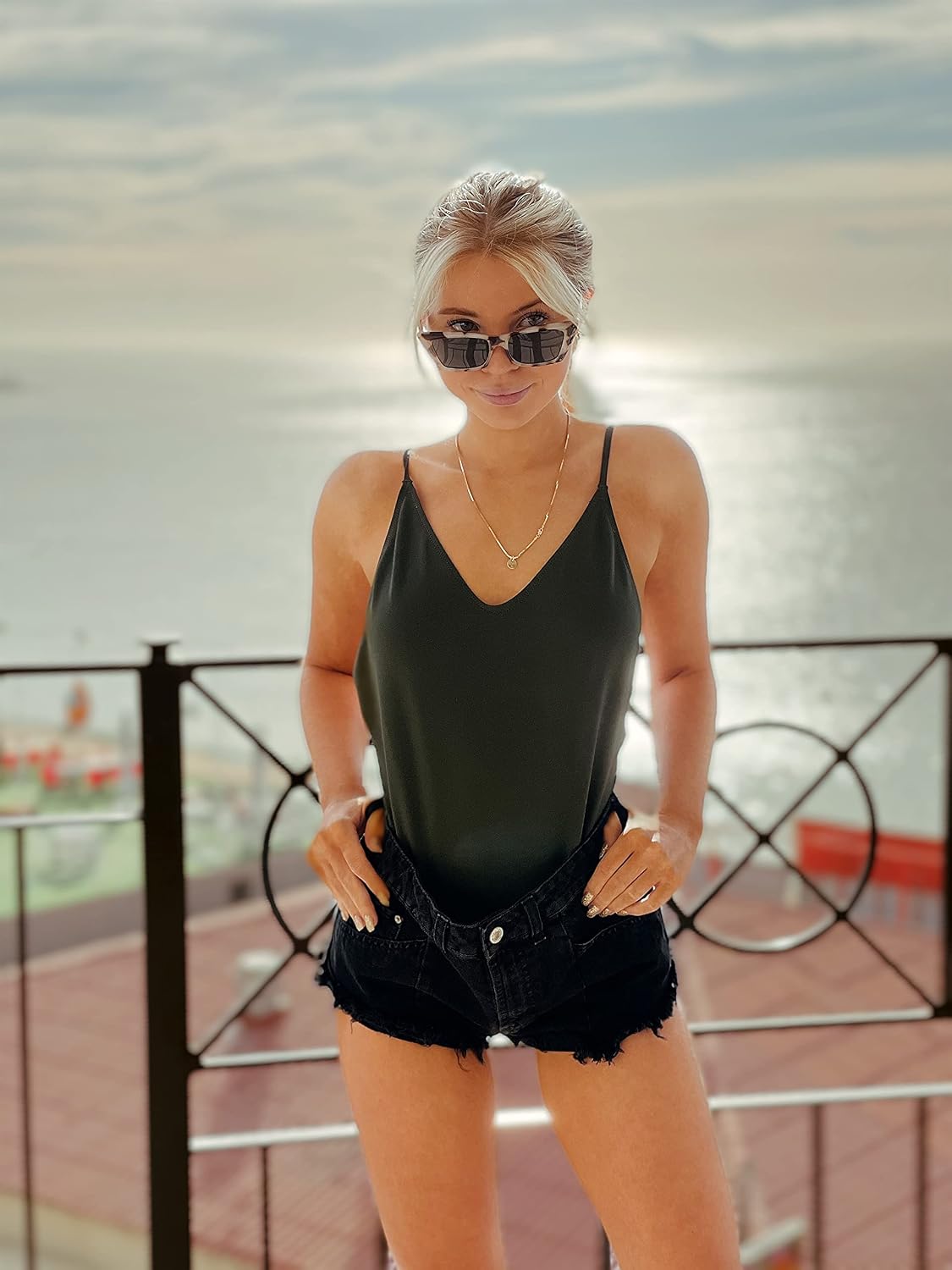 商品图片 17 | B08TM3J1R9 | FEISEDY Small Cateye Square Polarized Sunglasses Women Classic Thick Rectangle Frame UV400 Sun Glasses B2736